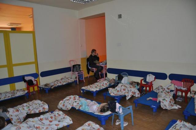 Czytanie bajek przed snem przez panią z biblioteki